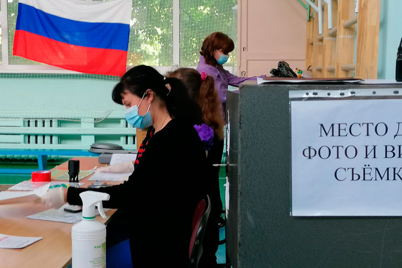 В Каменске-Уральском открылись избирательные участки, как жители ринулись высказываться о поправках в Конституцию