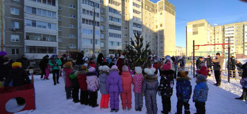 В Каменске-Уральском управляющая компания привела во дворы Деда Мороза