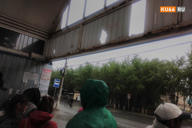 Жительница Каменска-Уральского сняла столпившихся на остановке людей для чиновников, которые проезжают мимо на машинах