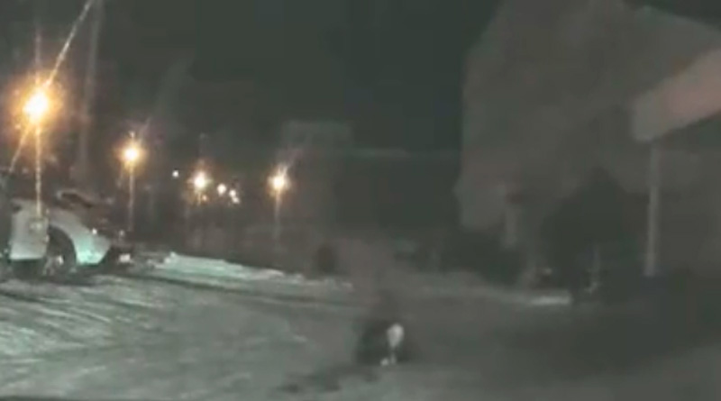 Мужчина у больницы в Каменске-Уральском ползет по снегу: это выпивший пациент с болезнью, из-за которой отказывают ноги, сбежал от медиков