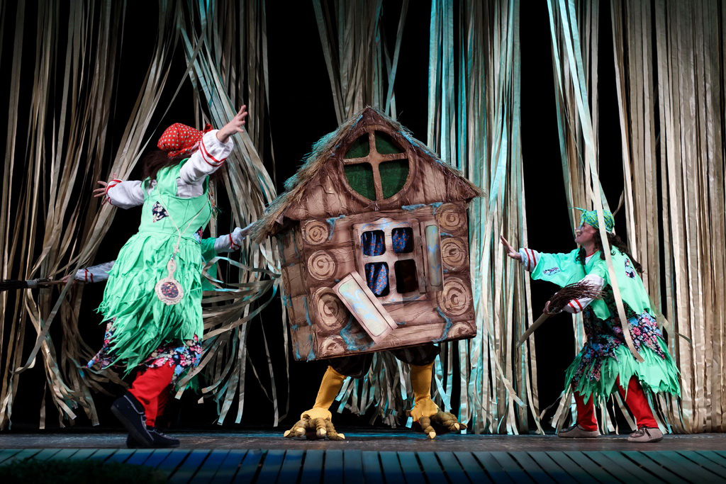 Через неделю в Драме Номер Три открывается детский сезон. Зрителей поприветствует худрук Л. Матис, а взрослый - с 12 октября