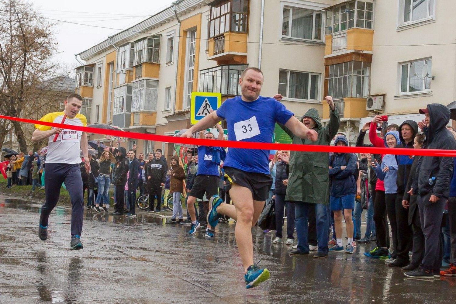 Болеют за коллег, друзей и родных: нешуточная борьба развернулась во время традиционной эстафеты в Каменске-Уральском, организованной СинТЗ
