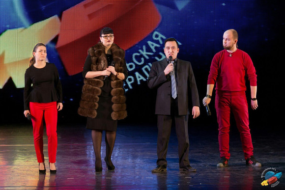 Команда КВН «Сборная Синарского трубного завода» преподнесла Кубок в подарок новому управляющему директору предприятия