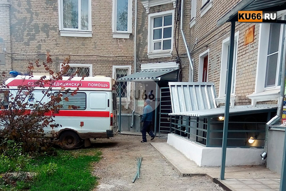 В Каменске-Уральском со строительных лесов сорвался рабочий. Очевидцы позвонили в «скорую». ФОТО В Каменске-Уральском со строительных лесов сорвался рабочий. Очевидцы позвонили в «скорую». ФОТО