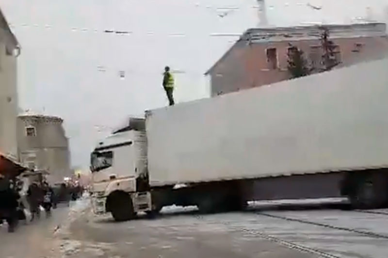 В Москве мужчина перекрыл фурой Бауманскую улицу и требует зарплату