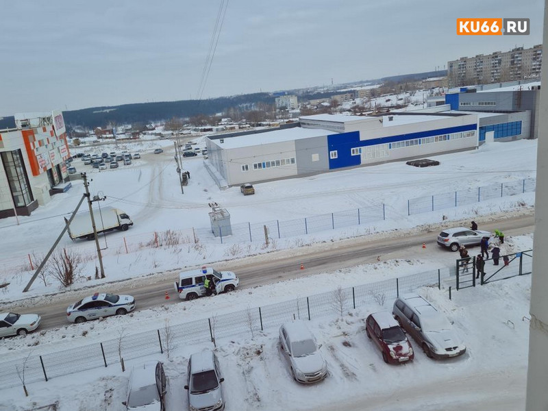 Водитель пытался уйти от удара. Пятилетняя девочка вырвалась от бабушки и угодила под колеса Mitsubishi на бульваре Комсомольский в Каменске