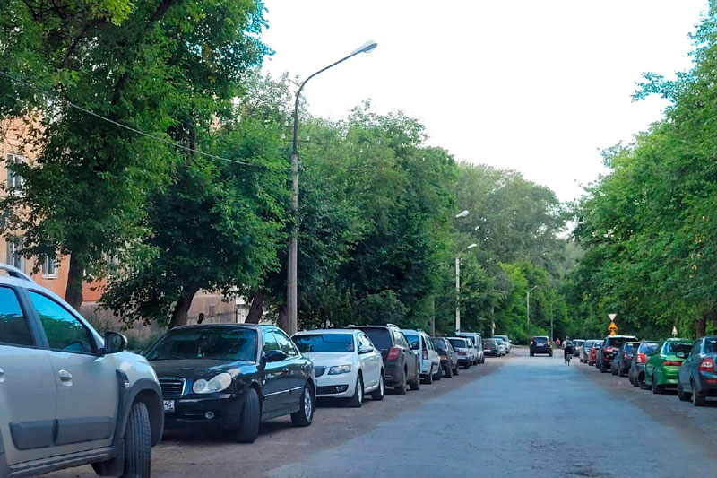 Из-за припаркованных автомобилей дорожники не могут приступить к ремонту дорог на улицах Бугарева и Набережная