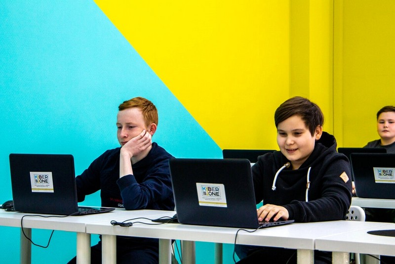 «Папа, это круто»: почему нужно выбирать именно кибершколу, а не просто курсы программирования «Папа, это круто»: почему нужно выбирать именно кибершколу, а не просто курсы программирования