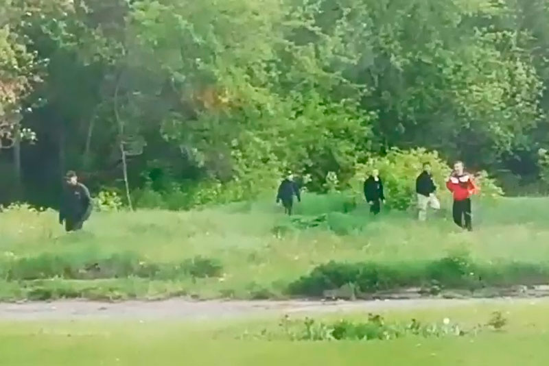 В Каменске-Уральском подростки закидали мужчину камнями и палками. ВИДЕО