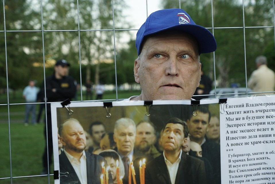 Бил полицейского газетой: деду-пикету, который отстаивал сквер у Драмтеатра, грозит до пяти лет