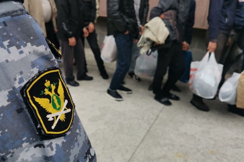 В Свердловской области предупредили о фейковом документе о мигрантах | В сети распространяют фейк о трудовых мигрантах на Урале