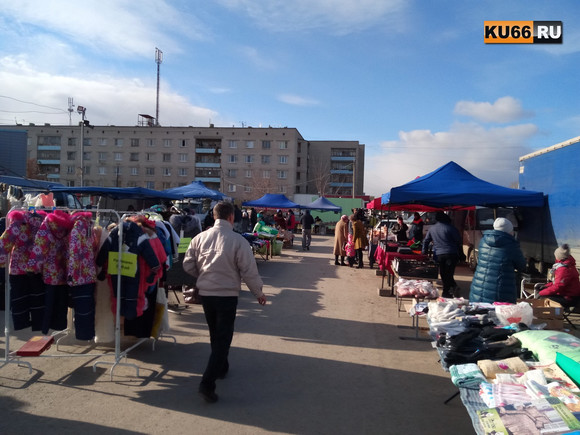 «Ветер рвал палатки, опрокидывал коробки и стулья». В выходные в Каменске-Уральском прошла очередная выставка-продажа. ВИДЕО, ФОТО
