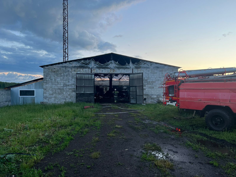 Накануне вечером в селе под Каменском-Уральским сгорел ангар