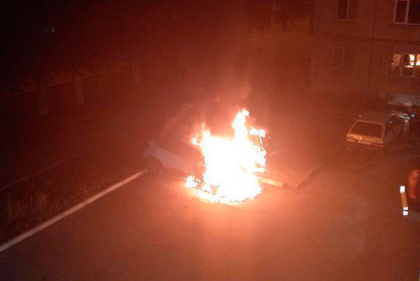 Ночью у дома по улице Каменская вспыхнули сразу три автомобиля. Камера зафиксировала преступника