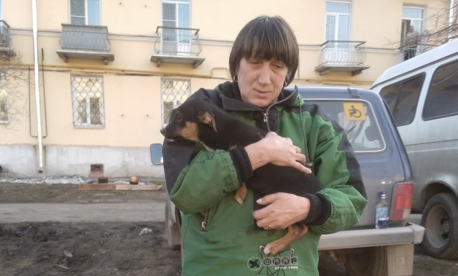 Зоозащитники приехали из Екатеринбурга в Каменск, чтобы спасти щенка, которого бросил в колодец хозяин. «Бились мы там четыре часа...» Зоозащитники приехали из Екатеринбурга в Каменск, чтобы спасти щенка, которого бросил в колодец хозяин. «Бились мы там четыре часа...»