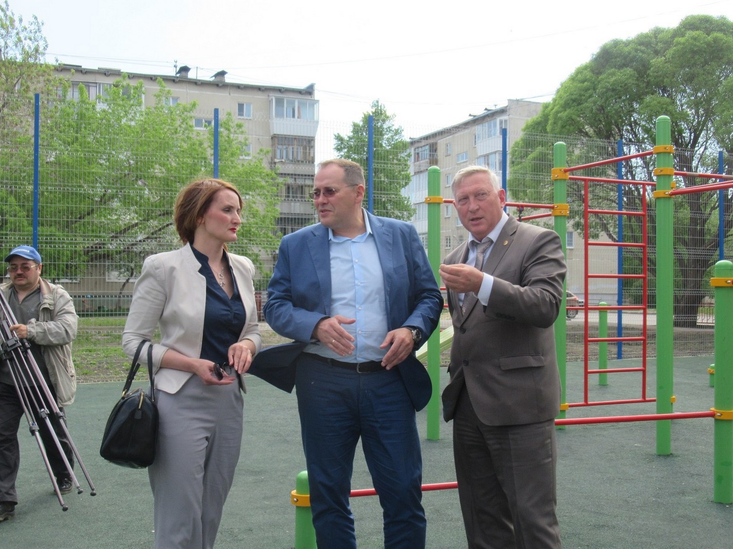 Замминистра энергетики и ЖКХ в Каменске-Уральском проверил, как подрядчики благоустраивают дворовые территории, и поговорил с жителями