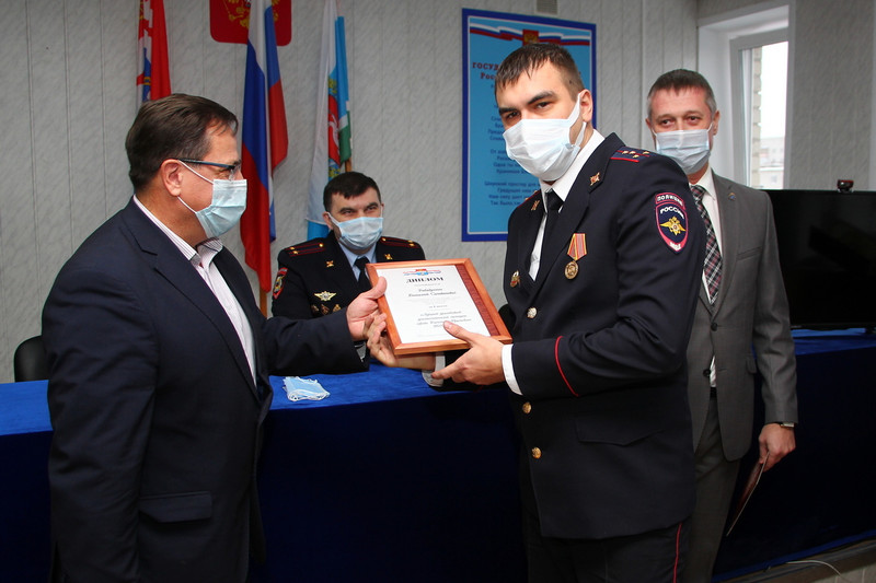 В Каменске поблагодарили лучших участковых в день профессионального праздника и вручили им премии за победу в «народном» конкурсе