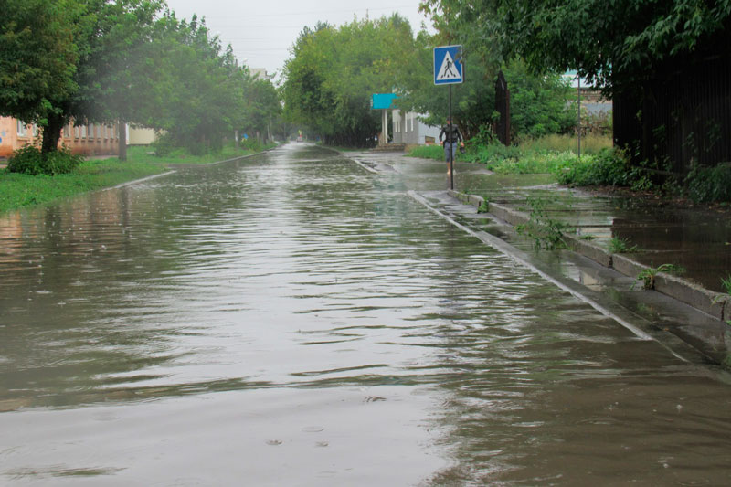 «Где-то забило ливневку, она медленно «проглатывала» стоки». Ряд улиц в Каменске-Уральском после дождичка в понедельник выглядели удручающе