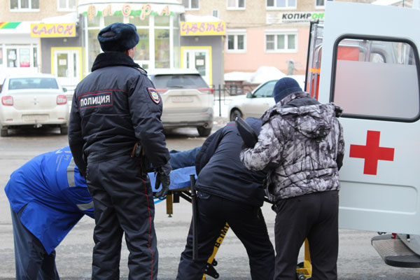 Вечером на остановке в Каменске-Уральском пожилому мужчине стало плохо — прохожие вызвали скорую и попросили полицейских о помощи...