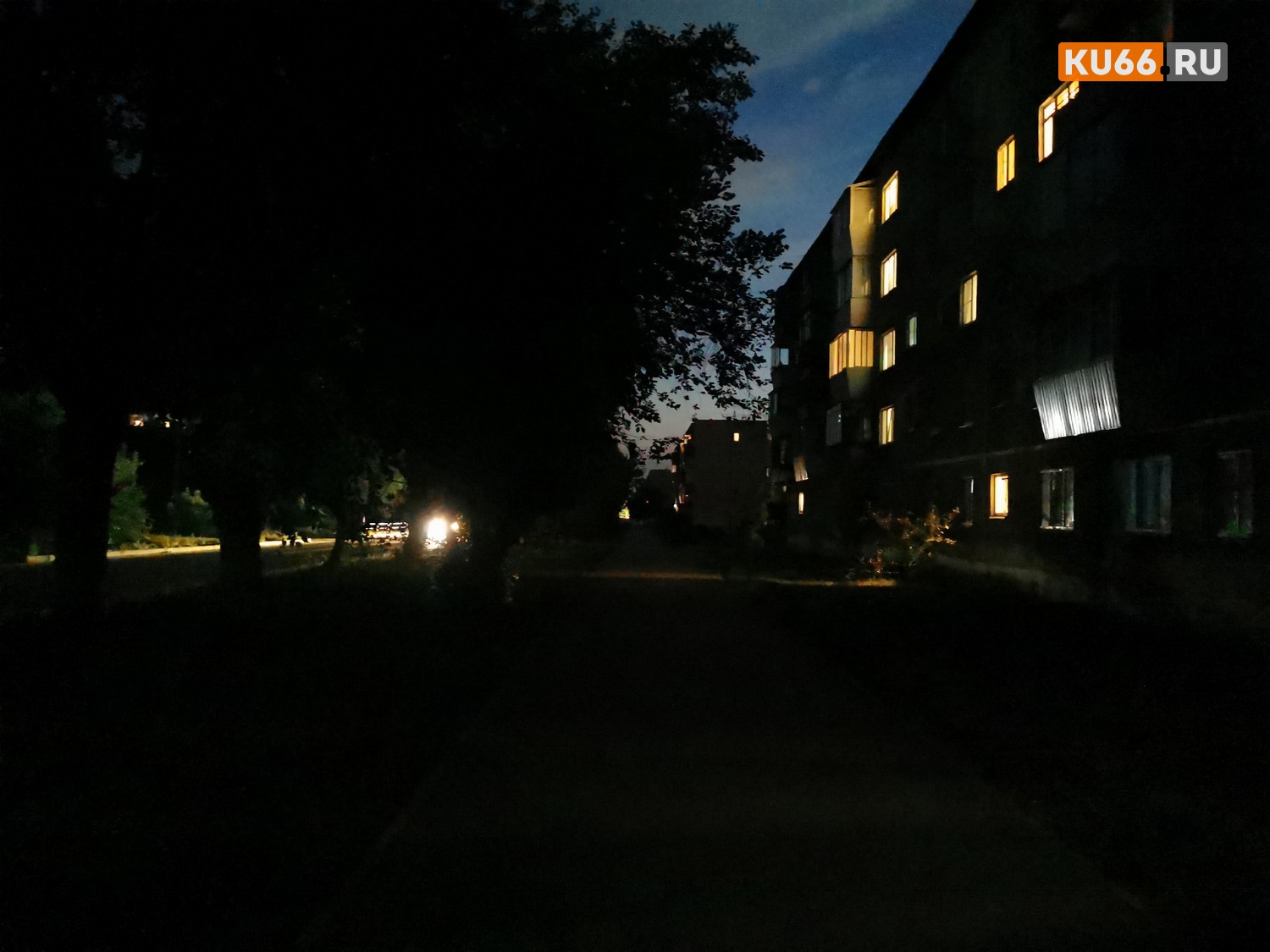 С телефонными фонариками: жители Красногорского района ходят по улицам на ощупь — здесь почему-то нет наружного освещения