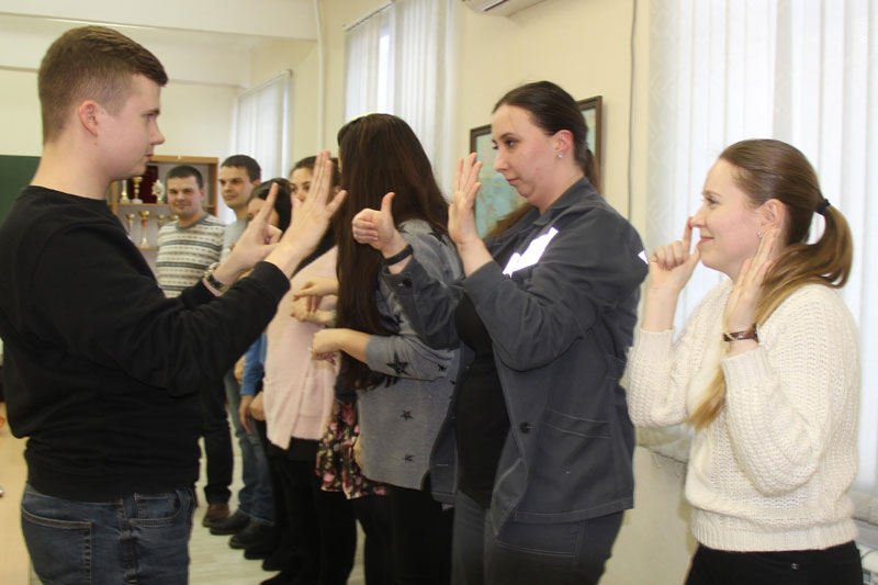 Молодежь УАЗа училась коммуницировать друг с другом, терпеть коллег и делилась сокровенным в рамках игрового семинара. Зачем это надо?