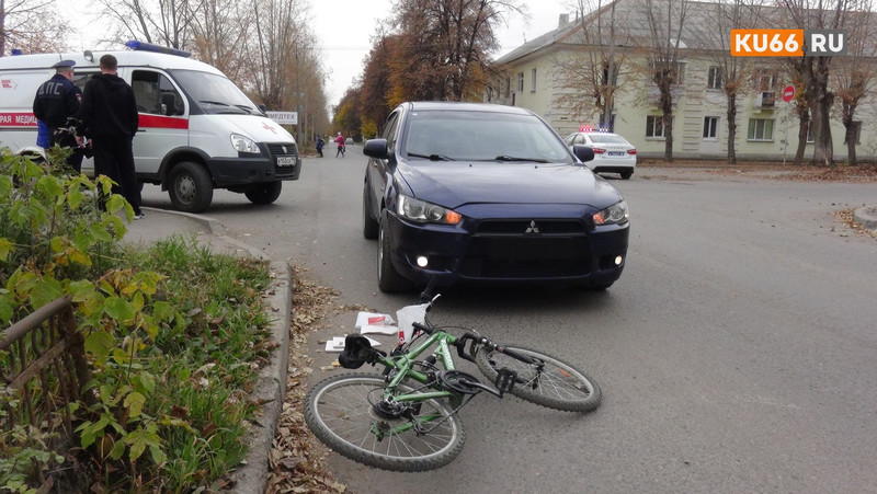 Водитель за рулем Мицубиси сбил в Каменске-Уральском девятилетнего мальчишку — тот нарушил правила и ехал по нему на велосипеде
