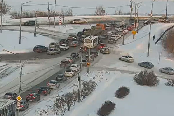 Новое утреннее ДТП в «узком горлышке» у Байновского моста в Каменске. С понедельника здесь выставят пост ДПС. Вопрос на контроле у мэра