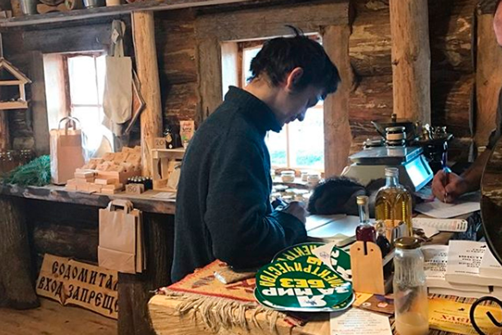 Бизнесмен открыл магазин для бедных, где хлеб стоит 440 рублей. ФОТО