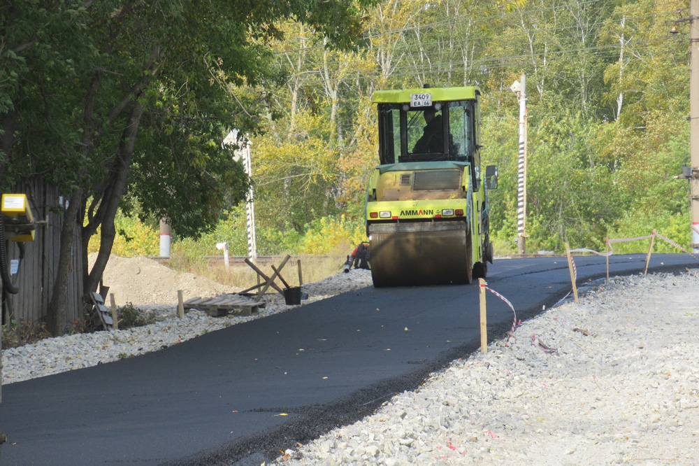 Ремонт в непростых условиях проходит на переезде из Каменска в Новый завод. Говорят, полдела уже готово, а лихачи плевали на запреты