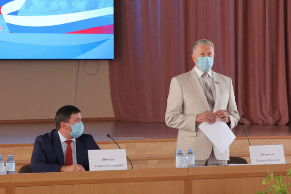 Чтобы мотивировать директоров заводов поднять рабочим зарплату спикер думы Пермяков посоветовал мэру повысить оплату труда бюджетникам