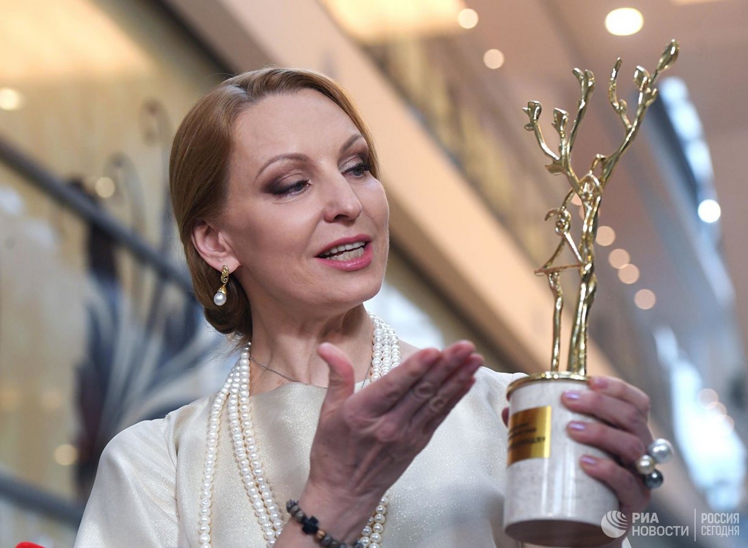 Ансамбль из Каменска-Уральского стал лучшим на конкурсе в Москве – юные танцоры получили статуэтку и диплом из рук народной артистки