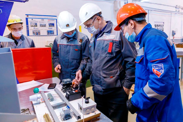 Сильнейших среди равных выбирали на заводе в Каменске-Уральском — здесь провели конкурс электромонтеров, они искали неисправности