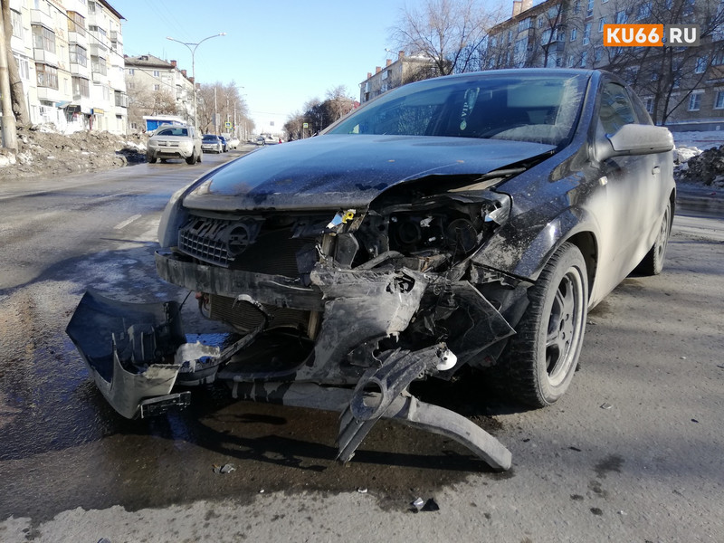 Женщина за рулем «Опеля» устроила ДТП на ул. Алюминиевой в Каменске-Уральском — пострадал водитель «Хендэ», но в больницу не поехал
