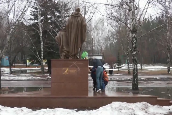 «Надругались над святыней, плюнули в душу каждому». В Каменске-Уральском неизвестные вандалы осквернили памятники героям на Аллее Славы