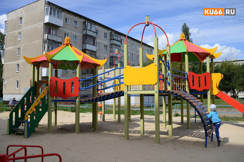 Петербуржца оштрафовали на 15 тысяч рублей за прогулку с ребенком на детской площадке