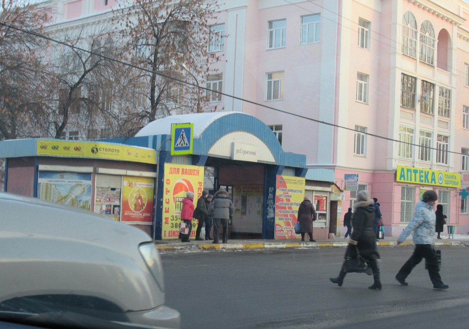 Остановку открыли, а оповестить забыли: жители Каменска по привычке ждут автобуса на старом месте, а водители проезжают «новинку» мимо...