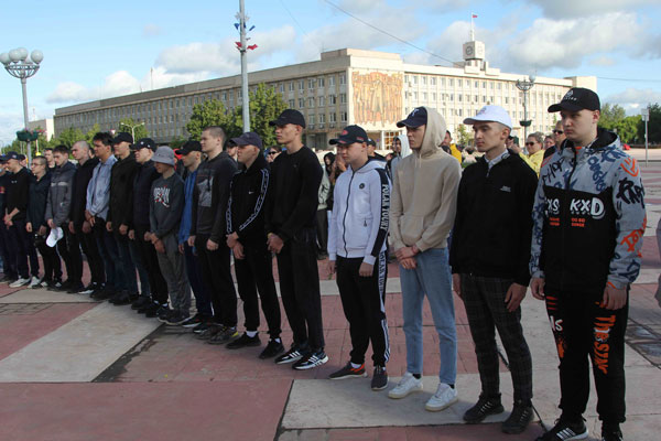 В Каменске-Уральском новобранцев проводили на службу