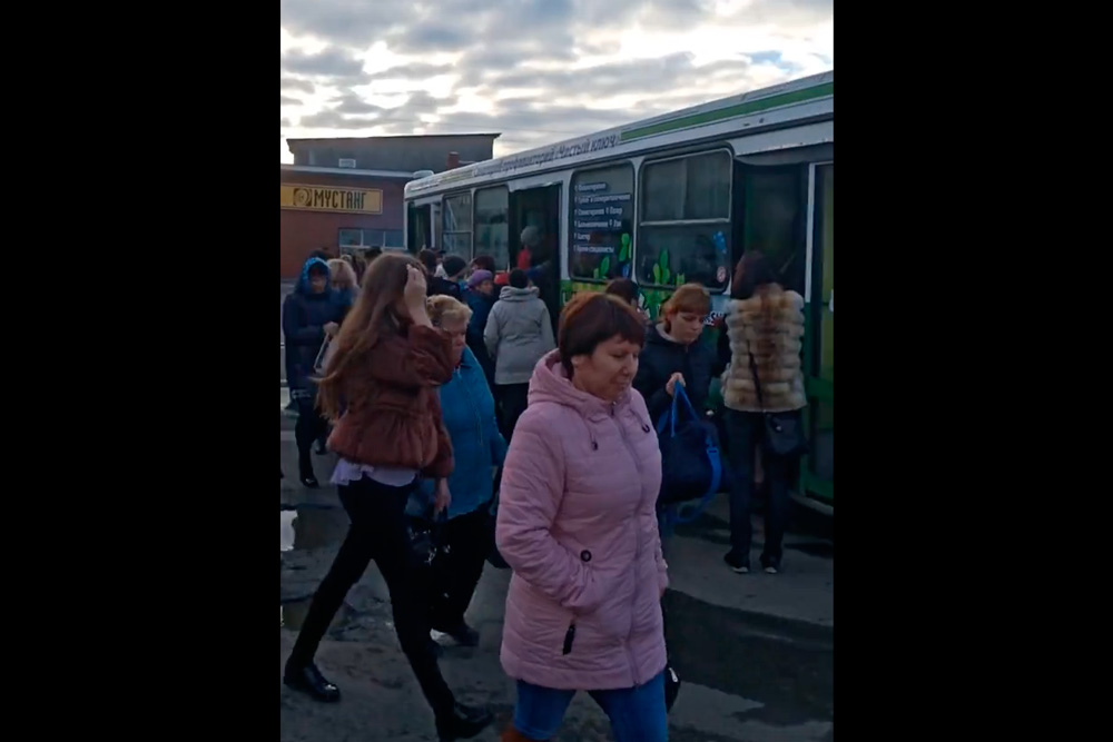 Жители Каменска-Уральского вновь жалуются на проблемы с общественным транспортом. Утверждают: «Автобусы приезжают раз в полтора часа!»