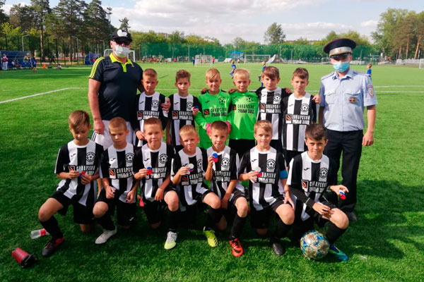 Накануне Всемирного дня детского футбола сотрудники Госавтоинспекции побывали в гостях у воспитанников футбольного клуба «Синара»