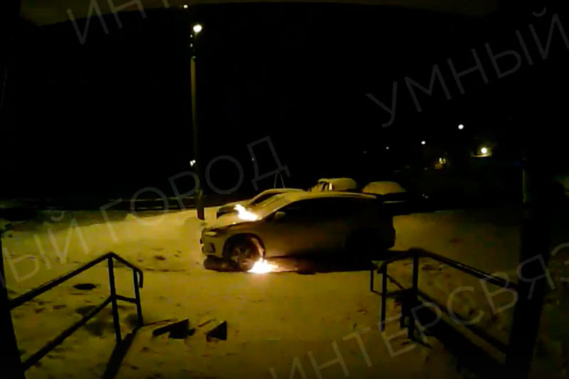 Полицейские ищут поджигателей автомобиля Lexus – новенькая иномарка стояла у дома по ул. Суворова в Каменске-Уральском. Ущерб — 2,7 млн руб.
