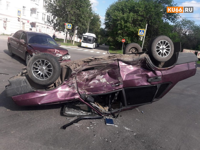 Один перевернулся, второй устоял: в жестком ДТП на оживленном перекрестке в Каменске-Уральском сошлись ВАЗ и KIA. Женщину увезли в больницу