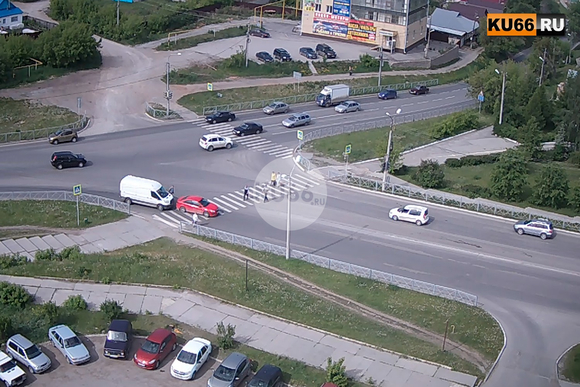 Женщина за рулем Chevrolet на пешеходном переходе в Каменске-Уральском затормозила, увидев инспекторов ГИБДД. Водитель сзади не среагировал