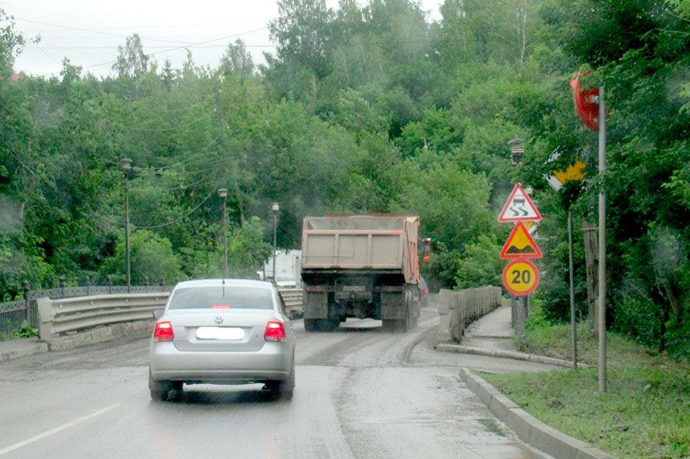 В субботу на полдня УГХ закрывает проезд по мосту через Каменку в Каменске-Уральском: здесь будут укладывать новый асфальт на проезжей части
