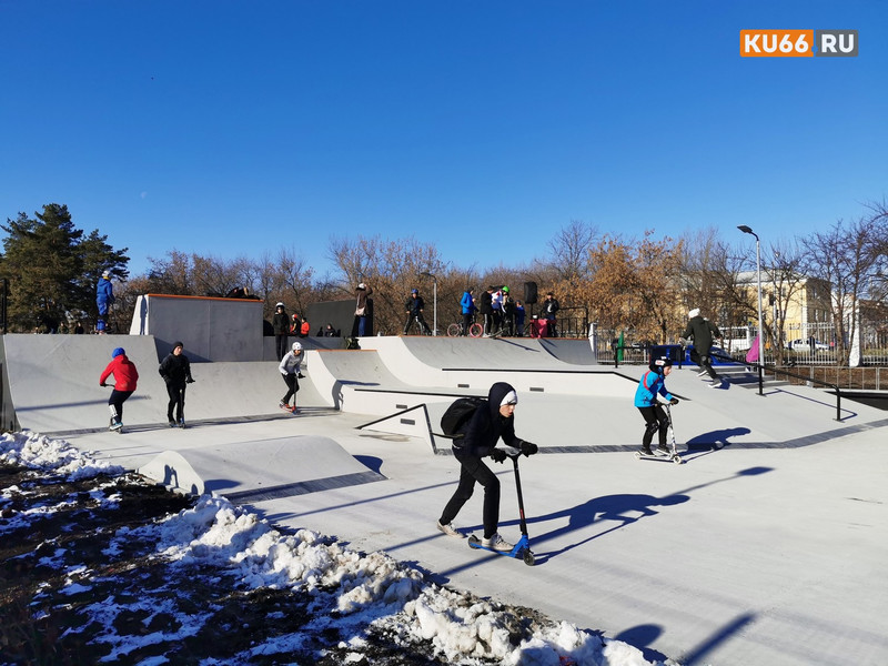 Любители экстрим-спорта ликуют: в Каменске-Уральском мэр и два замминистра открыли скейт-парк и длиннющий памп-трек. Смотрите, как это было