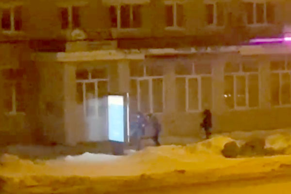 В Каменске-Уральском хулиганы разбили рекламный щит