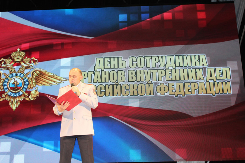 Чиновники, силовики, промышленники и священник поздравляли полицейских Каменска с профессиональным праздником. А кто стал лучшим участковым?