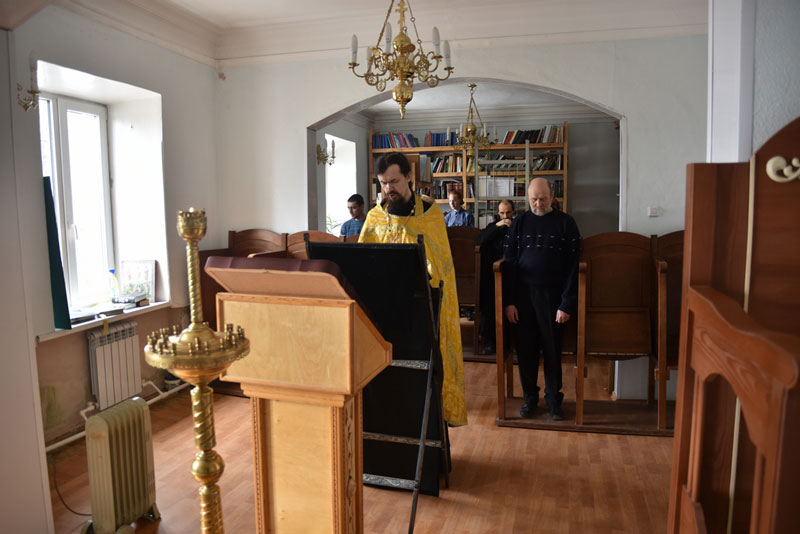 Православные верующие в Каменске-Уральском в монастыре молятся о прекращении распространения коронавирусной инфекции