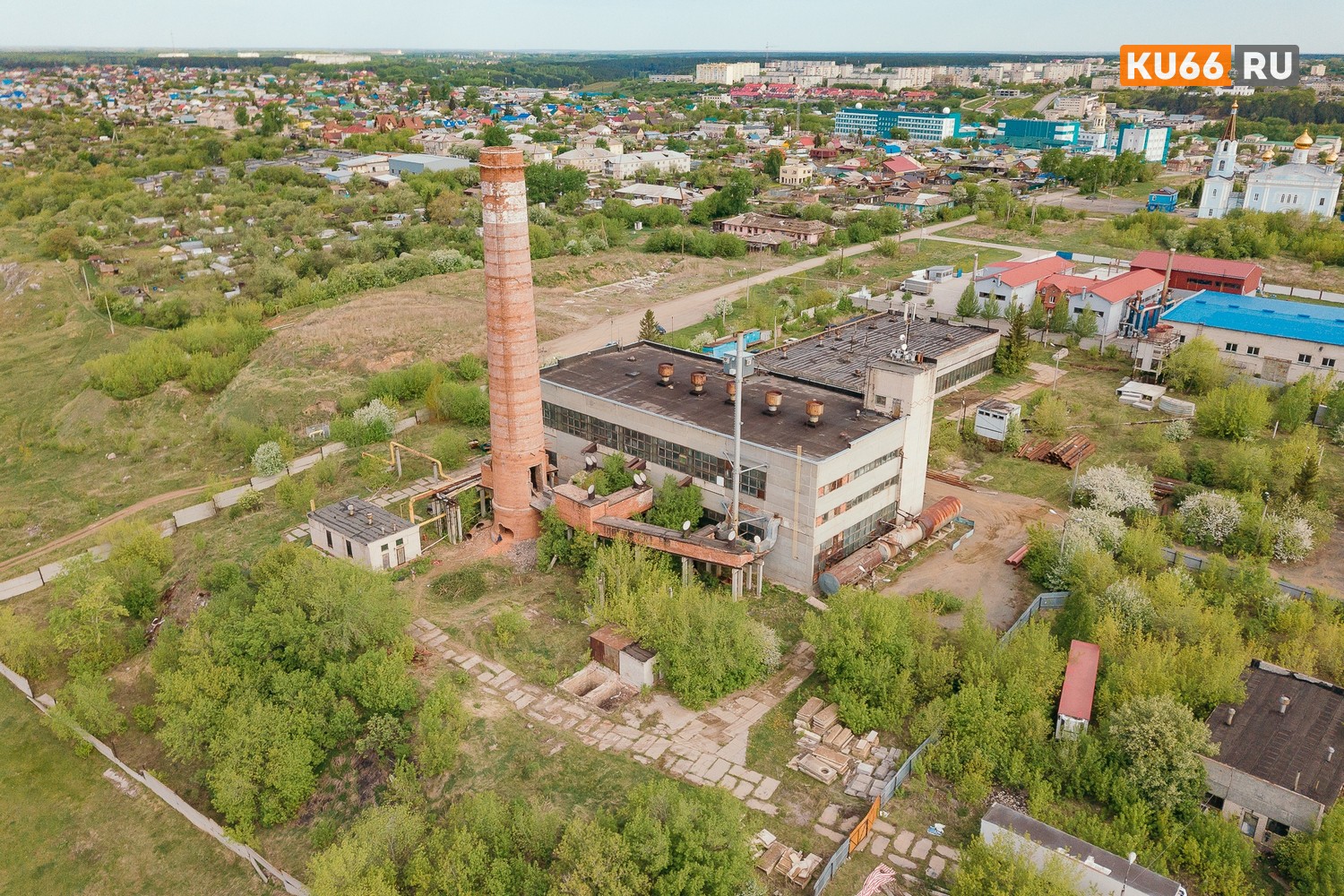 Надобности в дымовой кирпичной трубе нет: в Каменске сносят объект, который видно издалека — в условиях новых технологий он не нужен!