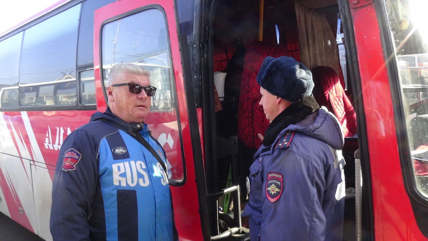 Результаты порадовали: инспекторы ГИБДД прибыли на автовокзал в Каменске-Уральском, чтобы проверить автобусы. Пассажиры терпеливо ждали...