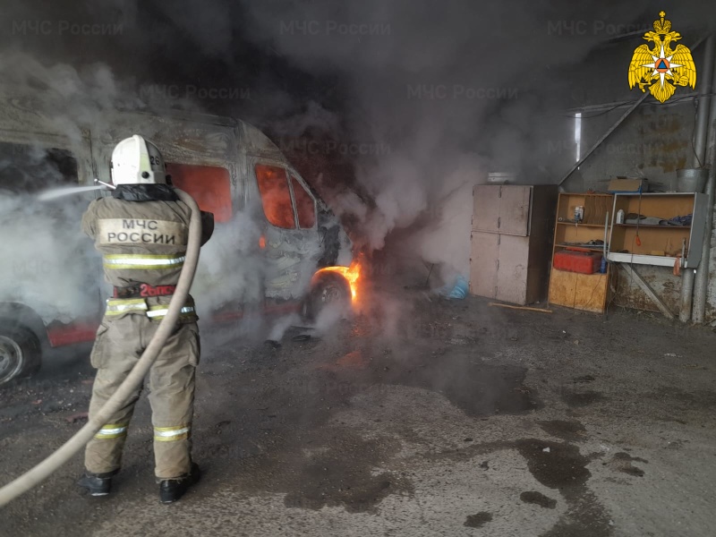 Утром в Каменске-Уральском сгорел микроавтобус